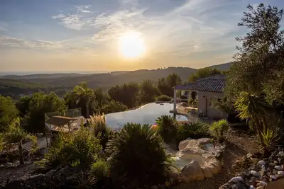 Image de Villa D'Exception Avec Vue Spectaculaire Entre Terre Et Mer