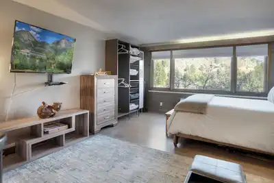 Image de The Serenity Studio (#109) |10 min to Ski Resort - Golf - Ac/Pool/Hot Tub