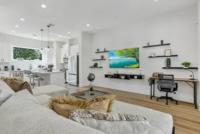 Image de Modern 3br Home w/ Spa, Balcony, Near Med Center