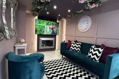 Image de Ultimate Hen Suite for 12 with make up room