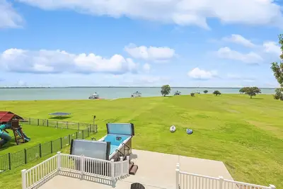 Image de The Best of Lakeside Living - Luxury at its Finest