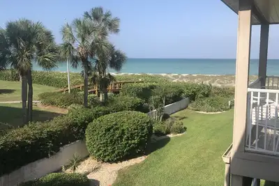 Beautiful Venice Beach beachfront condo with private beach access, balcony, pool