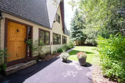 Ketchum Cottage- New Listing! Pet Friendly, Private Hot Tub, Walk to Downtown
