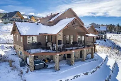 Image de Custom 6 Bdr, Skiing, Golf, 4 Family rooms, A/C, Dogs Ok, Hot tub!