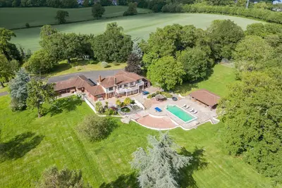 Image de Spacious N. London Mansion w/Heated Pool, Games Room, Pool House & Tennis Court