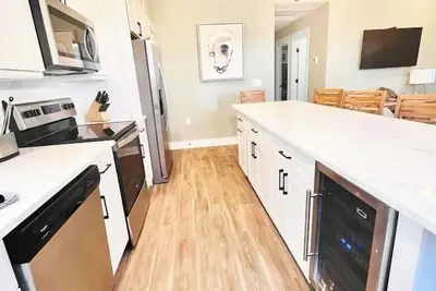 Image de Oyster & Pearl Beautiful New Single Level Condo