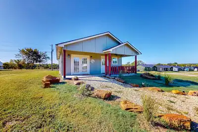 Image de Brand-new Lake Eufaula home with firepit, front porch, grill, & W/D