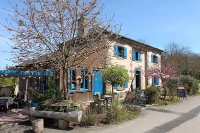 Image de Maison éclusière napoléonienne, havre de paix au bord du canal d'Ille et Rance