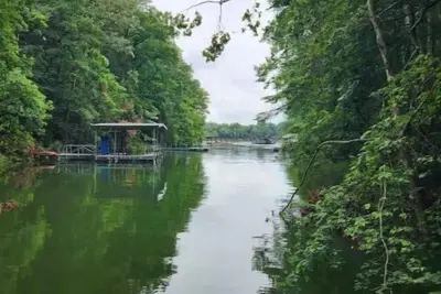 Image de Discover your luxury lakeside retreat today!