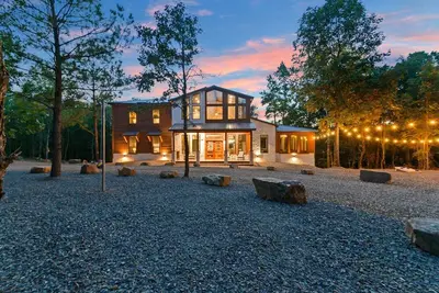 Image de Where Luxury Meets Tranquility! Tranquil Days - Sleeps 28. Enormous back deck!