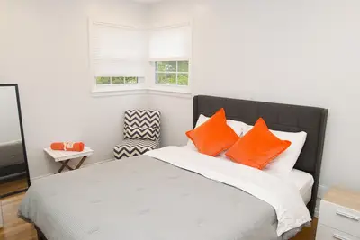 Image de Exquisite 5 Br, 2 B home in the Nyc area 10 minutes from Jfk in a quiet area.