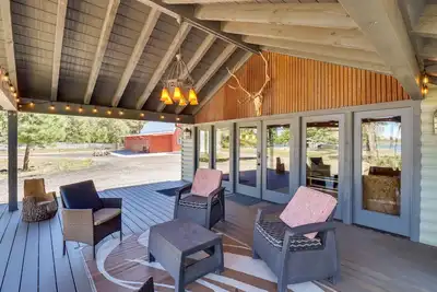 Image de Fire Pit & Grill: Waterfront Cabin in Lakeside!