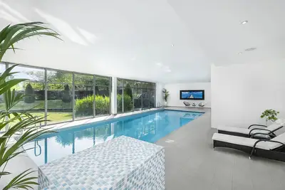 Image de Luxury 10, 000 Sq Ft 7-Bed Mansion with Heated Indoor Pool, Cinema and Games Room