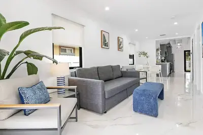 Image de Modern urban retreat, beach nearby, Bbq, jacuzzi