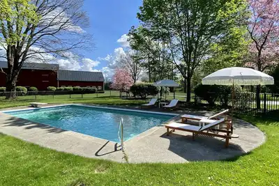 Image de Private retreat on 12 acres w hot tub and bbq