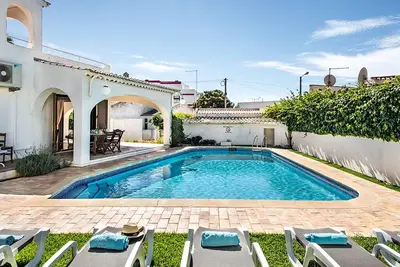 Image de 4 Bedroom Villa directly on Albufeira Strip Private Pool