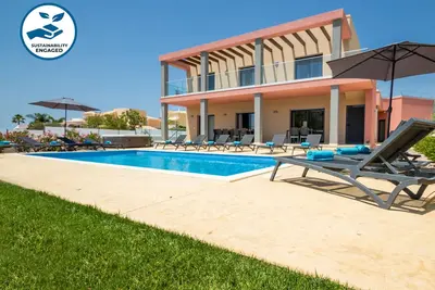 Image de Villa with heatable pool, 2 jacuzzis & Bbq