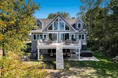 Image de Lake Mi 8br with Private Beach + Hot Tub