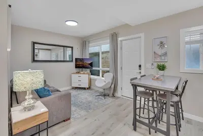 Image de Relax & Unwind | Tower 9 Retreat Steps to Beach