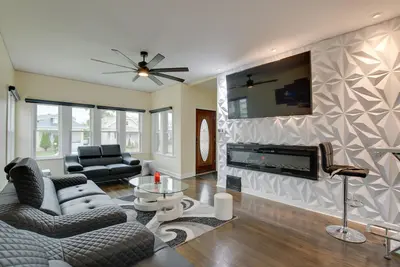Image de 13 Mi to Dtwn Chicago: Maywood Home w/ Fireplace