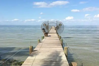 Image de 2/2. 5 condo with docking available for your boat and pools for soaking