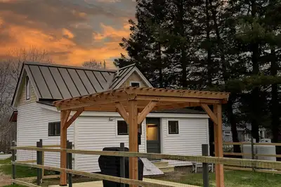 Image de Cozy Cabin with Modern Amenities. Pet Friendly! Hot Tub!