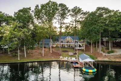 Image de Trampoline, Fire Pit, Kayaks, SUPs, Pool Table