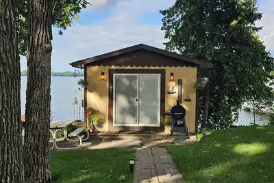 Image de Super spacious cabin. Simple layout and great views overlooking the lake!