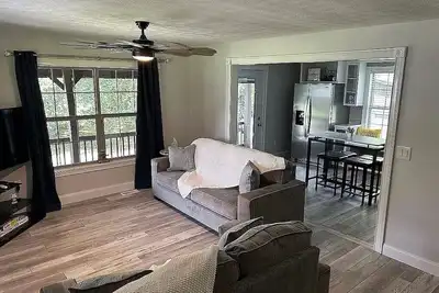 Image de Cozy Lake View Cottage 2 minutes to Sunset Marina on Beautiful Dale Hollow Lake.