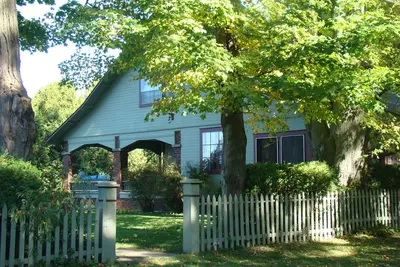 Image de Quintessential summer home, water views, close to beach, walk to Main Street