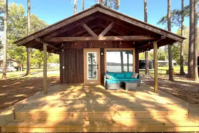Image de Rustic Cedar Waterfront Cabin 8 on Toledo Bend