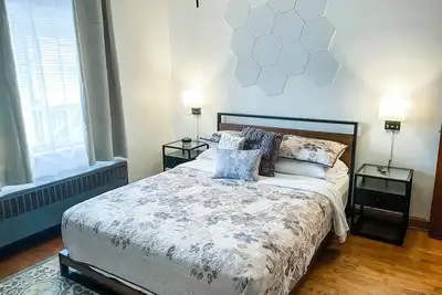 Image de Main Street Stay - Unit 3 - cozy apt near Nrg