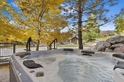 Image de Gorgeous townhome with 2 kitchens and Hot tub