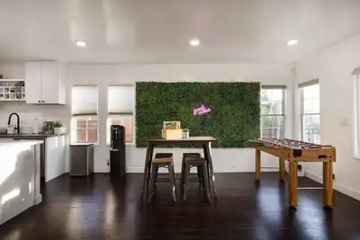 Image de Chic 3br/2ba Oasis + PacMan & Foosball - Sleeps 8 - Minutes to Lax + Beach +SoFi