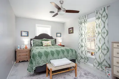 Image de The Little House - Eclectic, Quiet, Pet Friendly Home