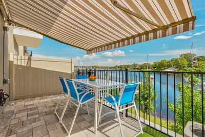 Image de Waterfront gated community condo in central location with lovely outdoor space