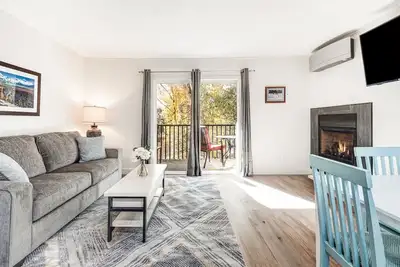 Image de Top Floor Downtown Condo w Balcony next to Pioneer Park!