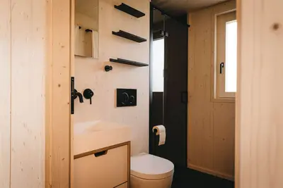 Image de Lovt am See, Ökologisch Gebautes und Eingerichtetes Tiny House Direkt am Wasser