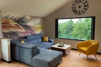 Image de Chalet cosy à La Flèche avec terrasse et vue rivière