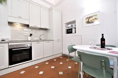 Image de Wine Apartments Florence Ribolla est situé au cœur de Florence, il peut accueillir confortablement jusqu'à un maximum de 4 personnes, il est situé au deuxième étage sans ascenseur. Il comprend 1 chambre avec lit double, une kitchenette équipée da