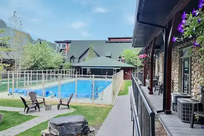 Image de Enticing Mountain Chalet with Pool & Hot Tub