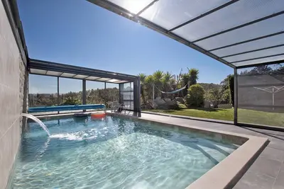 Image de Villa 'Mila Piscina aquecida e Jacuzzi' avec vue sur les montagnes, piscine privée et Wi-Fi