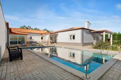 Image de Villa 'Rosa Com Piscina E Jacuzzi' avec vue sur les montagnes, Wi-Fi et climatisation