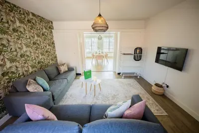 Image de Elegant 75m² Two-Bedroom Apartment (Sd-23-G)