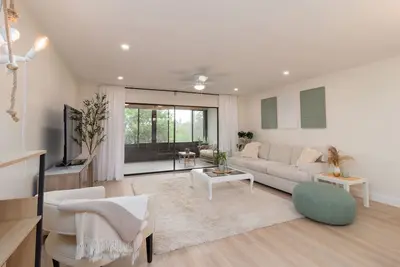 Image de Lake Views! Gorgeously Updated! 1700 total sqft with Oversized Lanai!