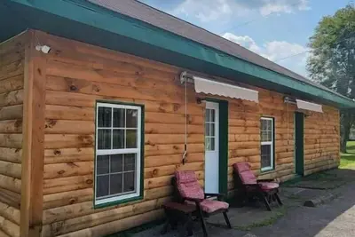 Image de 3 bed/2 bath riverside cabin