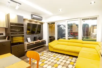 Image de Duplex semi-detached home with private garden bar