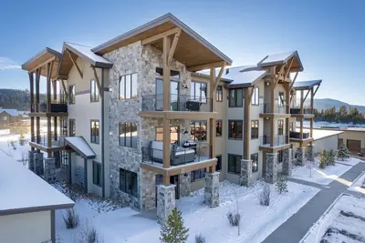 Image de Brand new Grand Park retreat! Private hot tub and custom bunk room!