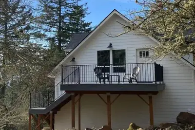 Image de The Rock Tree House - A place to unwind and renew. \n