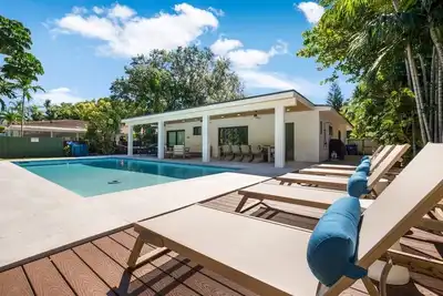 Image de Tropical Retreat in Miami w Pool, Pickleball & Gym